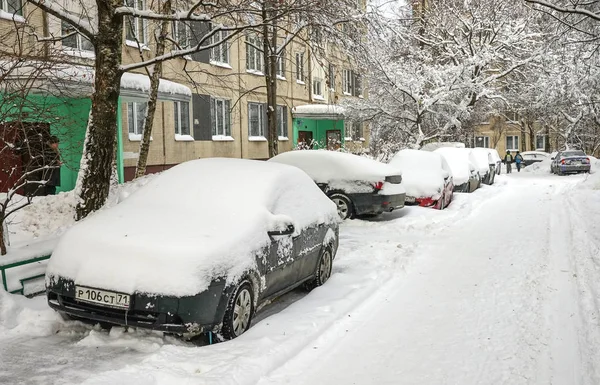 Coches aparcados en la nieve —  Fotos de Stock