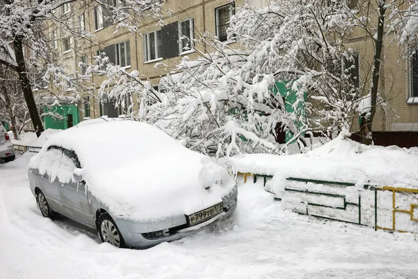 Coches aparcados en la nieve —  Fotos de Stock