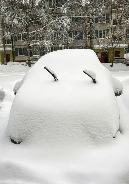 Zaparkowane samochody w śniegu — Zdjęcie stockowe