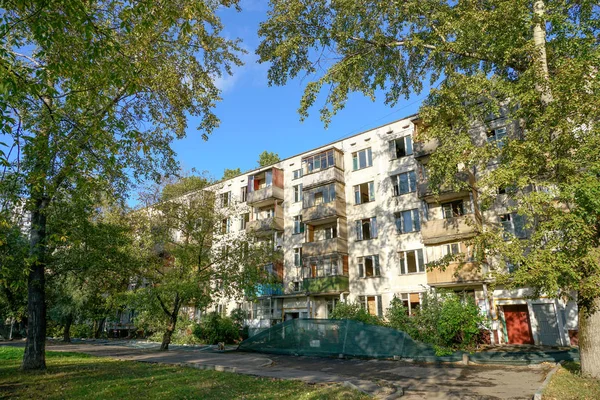 Maison de cinq étages en rénovation — Photo