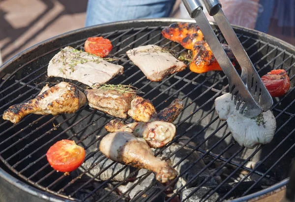 Cooking meat in an open roasting pan — Stock Photo, Image