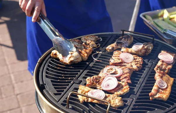 Açık bir kavurma tavasında et pişirme — Stok fotoğraf