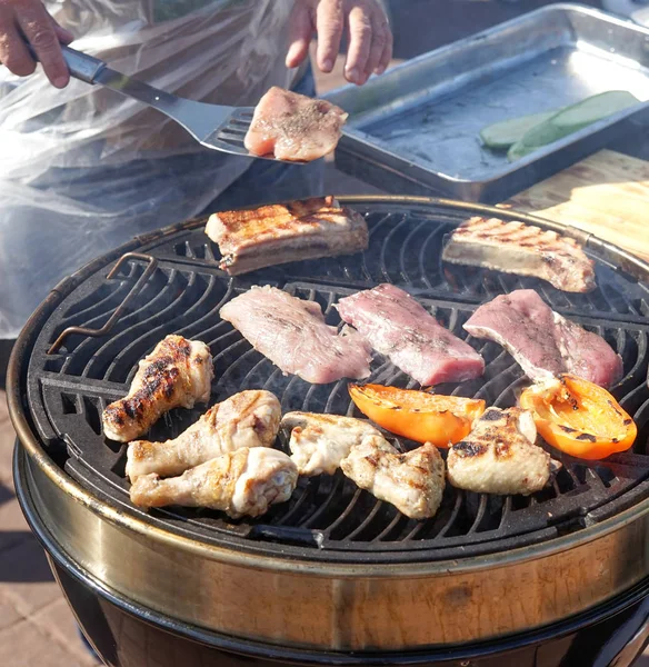 Готовить мясо на открытой сковородке — стоковое фото