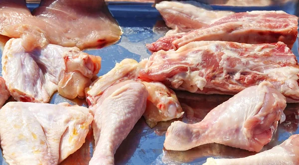 Rauwe stukjes kip — Stockfoto