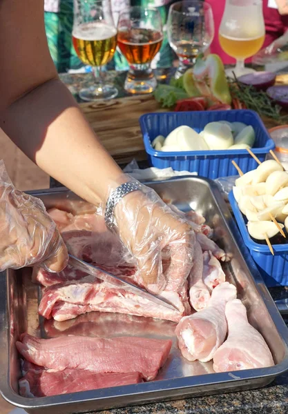 Cucinare carne per un barbecue — Foto Stock