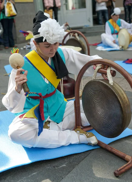 Playing the national Korean drums. — Stock Photo, Image
