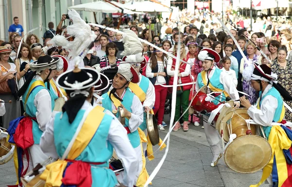 Koreanska nationella danser med band — Stockfoto