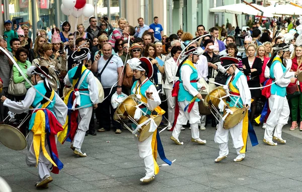 Koreanska nationella danser med band — Stockfoto