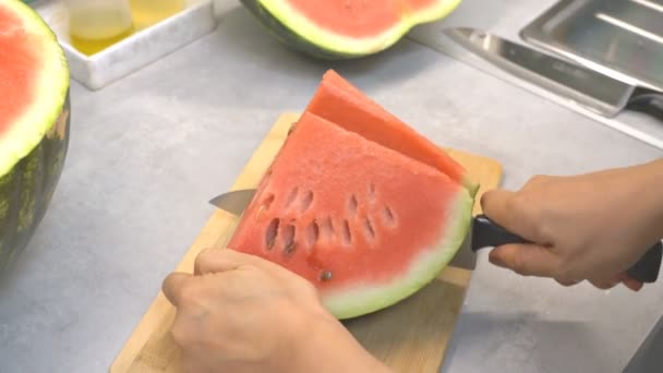 Cortar Uma Melancia Uma Mulher Com Uma Faca Cozinha Corta — Vídeo de Stock