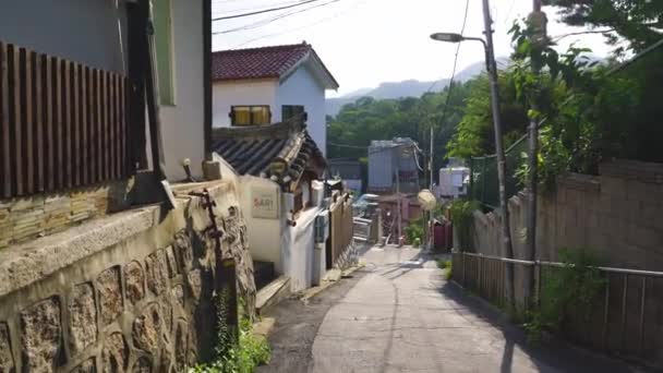 大韩民国 2019年8月 沿山上的居民街道下降 布克钦哈诺克村 — 图库视频影像