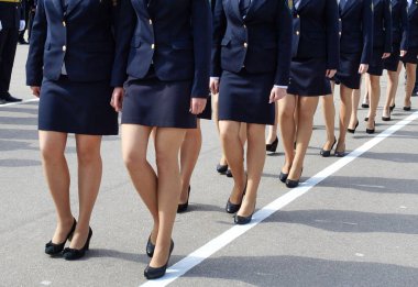 Siyah ayakkabıkadınsı bacaklar.