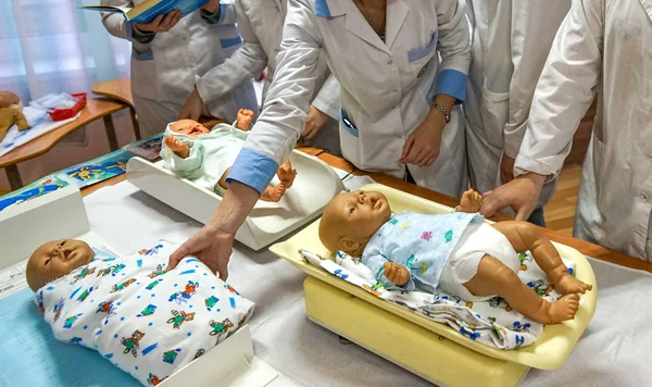 젊은 간호사는 아기를 돌보는 법을 배웁니다.. — 스톡 사진