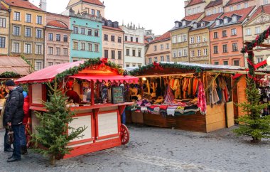 Şehirde yeni yıl fuarı, mallarla dolu bir dağ evi