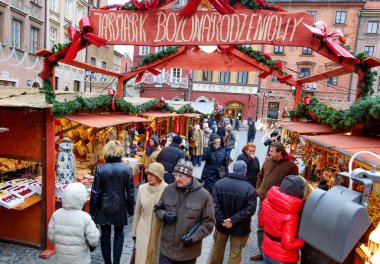 Şehirde yeni yıl fuarı, mallarla dolu bir dağ evi