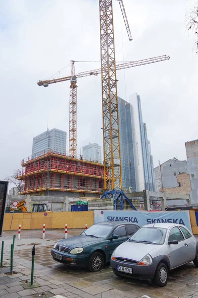 Construção de novas casas de vários andares na cidade . — Fotografia de Stock