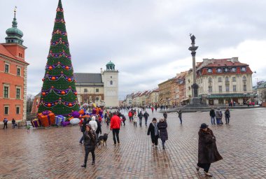 Varşova - Eylül 2013: Yeni Yıl ağaçları, merkez meydan. Şehrin eski kısmı.