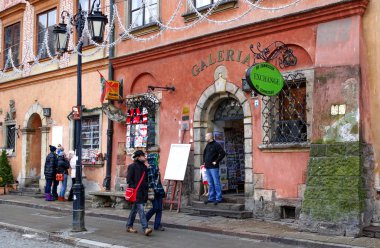 Varşova - Eylül 2013: Sokak, binaların eski cephelerinin manzarası. Eski şehir.
