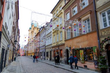 Varşova - Eylül 2013: Sokak, binaların eski cephelerinin manzarası. Eski şehir.