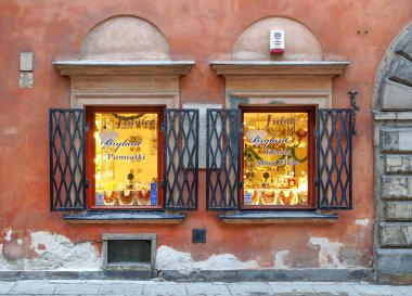 Eski bir binanın cephesinde vitrinler.