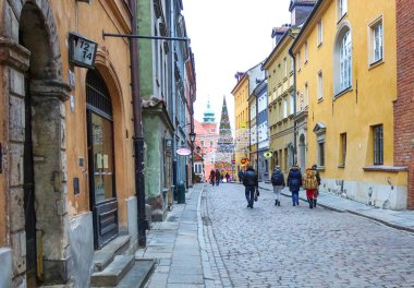 Varşova - Eylül 2013: Sokak, binaların eski cephelerinin manzarası. Eski şehir.