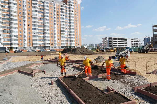 Moscou Agosto 2012 Trabalhadores Uniforme Estão Realizando Trabalhos Terraplenagem Paisagismo — Fotografia de Stock