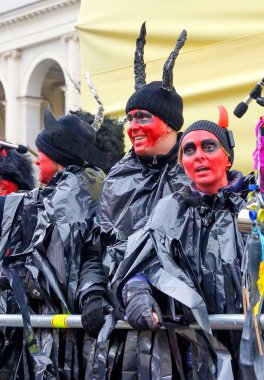 Varşova - Ocak 2013: Sanatçılar, kaba güç ve diğer şeytanlar tarafından Performans. Polonya Epifani veya Üç Krallar Günü.