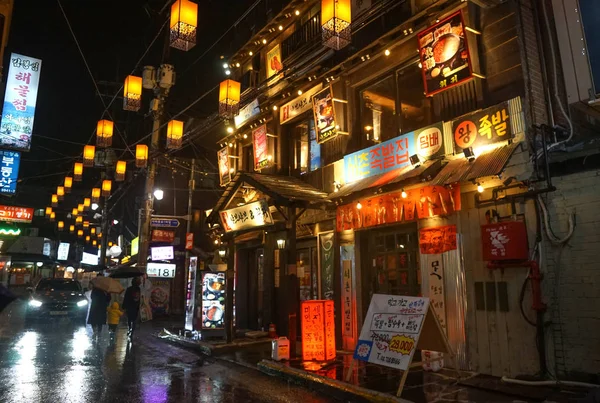 Seul Março 2019 Chuva Noturna Pessoas Caminham Sob Guarda Chuvas — Fotografia de Stock