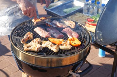 Açık bir kavurma tavasında et pişirme