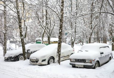 kar içinde park edilmiş arabalar