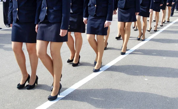 Vrouwelijke poten in zwarte schoenen. — Stockfoto