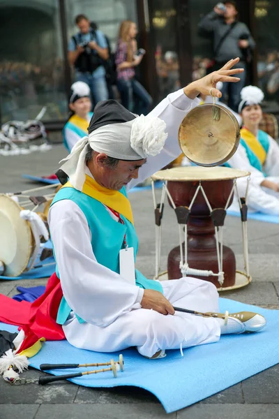 Het spelen van de nationale Koreaanse drums. — Stockfoto