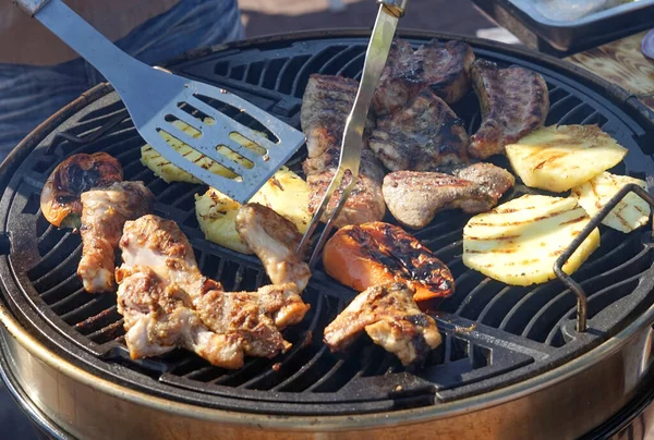 Fleisch in einer offenen Bratpfanne kochen — Stockfoto