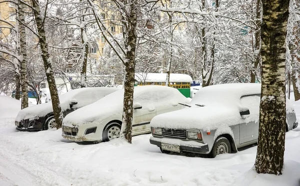 Parkerade bilar i snön — Stockfoto