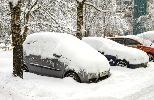 Coches aparcados en la nieve —  Fotos de Stock