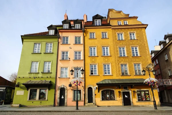 Blick auf die historische Stadt, Fassaden alter Gebäude. — Stockfoto