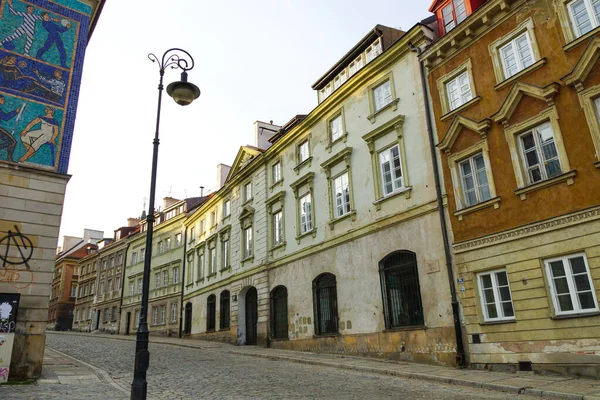Blick auf die historische Stadt, Fassaden alter Gebäude. — Stockfoto