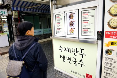  Ucuz kafelerin duvarlarında menüleri olan tabelalar..