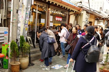 Popüler bir kafede büyük bir insan kuyruğu.