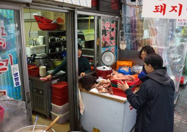  Et mutfağı olan sokak kafesi. Sahne tezgahta..