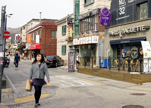 카페와 상점 이 있는 전형적 인 작은 도시 건물. — 스톡 사진