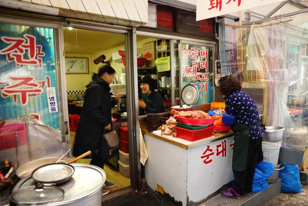 Café callejero con cocina de carne. Escena en el mostrador . —  Fotos de Stock