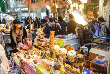 Sokak Yemeği. Myeongdong alışveriş caddesi