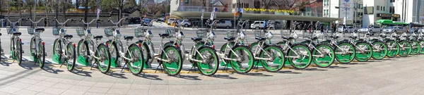 Publiczne rowery. Parking dla rowerów do wynajęcia na ulicy. Panorama. — Zdjęcie stockowe