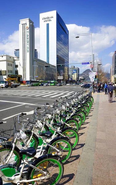 Publiczne rowery. Parking dla rowerów do wynajęcia na ulicy. — Zdjęcie stockowe