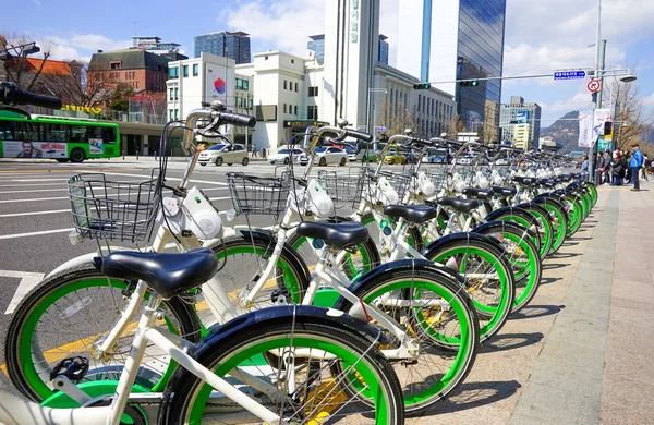 Bicicletas públicas Alquiler de bicicletas en la calle . — Foto de Stock