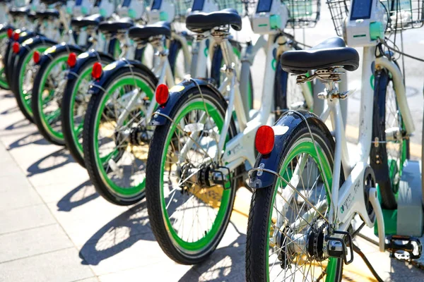 Bicicletas públicas Alquiler de bicicletas en la calle . — Foto de Stock