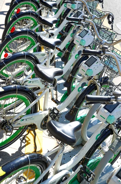 Bicicletas públicas Alquiler de bicicletas en la calle . — Foto de Stock