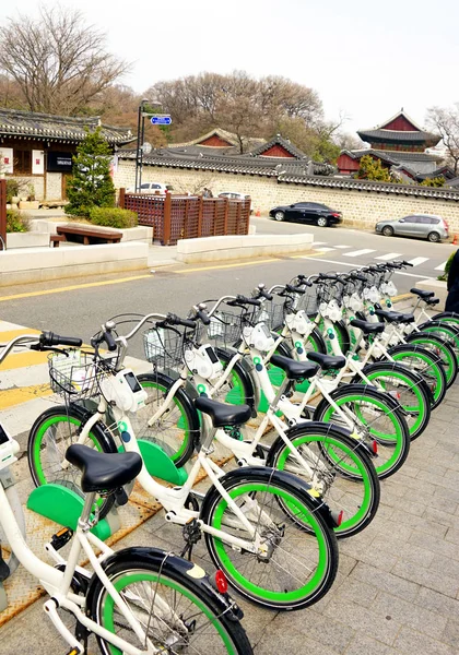 Bicicletas públicas Alquiler de bicicletas en la calle . — Foto de Stock