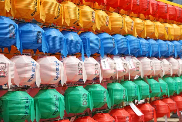 Jogyesa Temple, um mosteiro budista. Lanternas de papel multicoloridas . — Fotografia de Stock