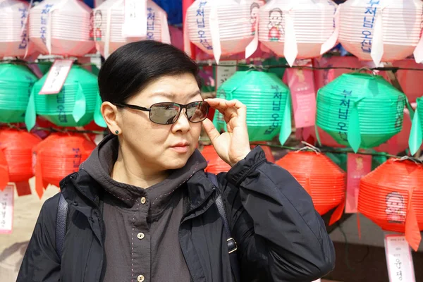 Korean woman in sunglasses and paper lanterns. — Stock Photo, Image